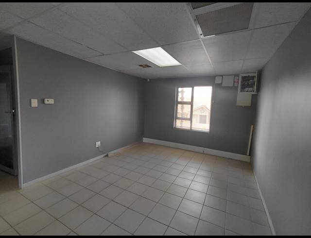 144M² OFFICE TO LET IN FOURWAYS